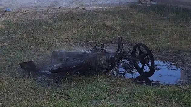 Konya'da park halindeki motosiklet yanarak hurdaya döndü
