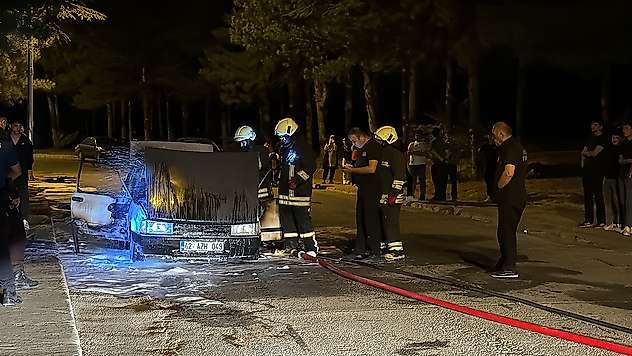 Konya'da park halindeki otomobil alev aldı