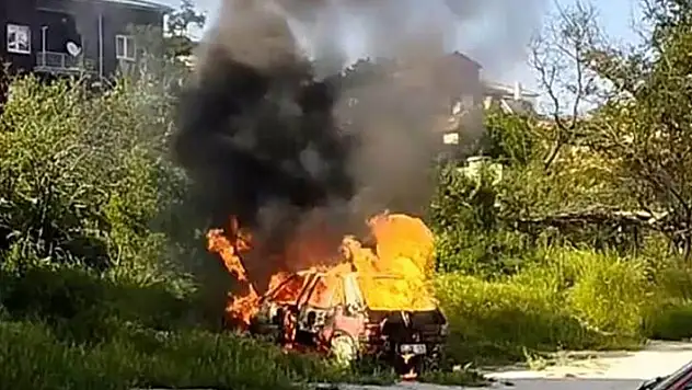 Konya'da park halindeki otomobil alev alev yandı

