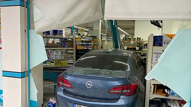 Konya'da park halindeki otomobil markete daldı