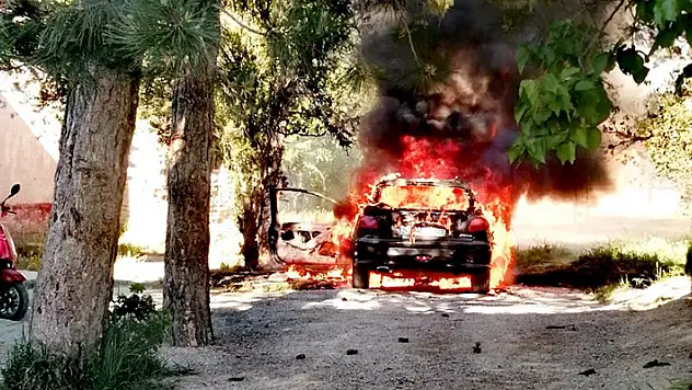 Konya'da park halindeki otomobil yandı