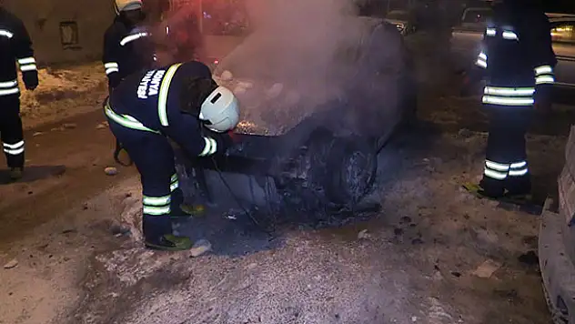 Konya'da park halindeki otomobilde yangın