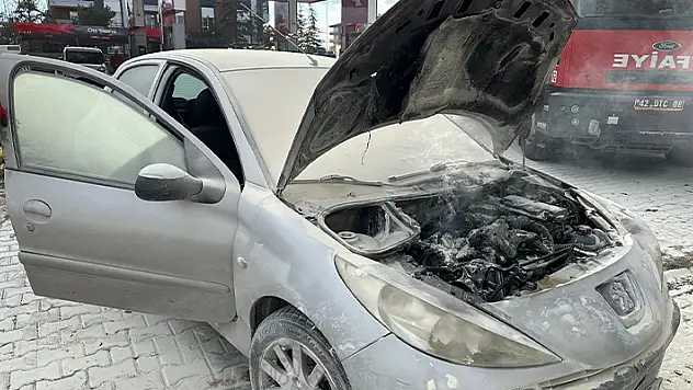 Konya'da park halindeki otomobilde yangın çıktı! 

