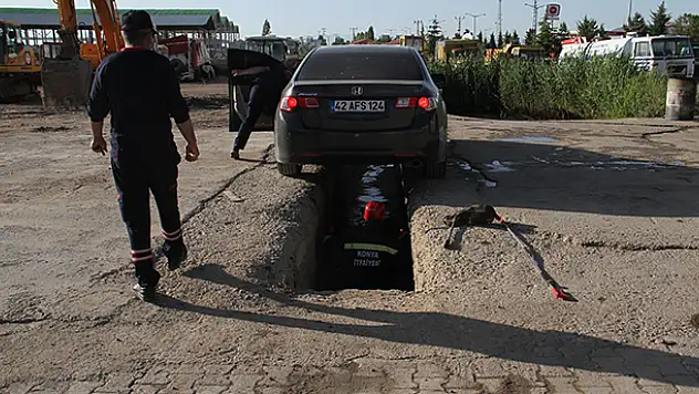 Konya'da park halindeki otomobile giren yılan paniğe yol açtı