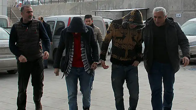 Konya'da park halindeki tırdan 26 koli çay çalındı