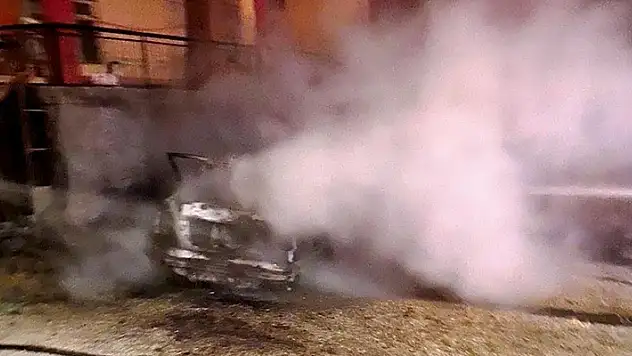 Konya'da park halindeyken yanmaya başlayan otomobil kullanılamaz hale geldi
