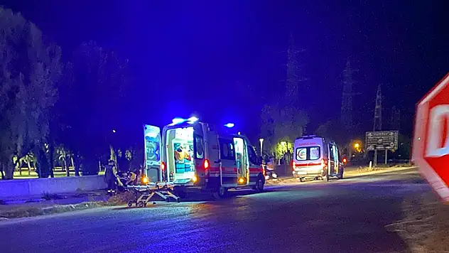 Konya'da parkın duvarına çarpan araçtaki 3 kişi yaralandı
