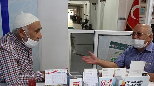 Konya'da parkta bulunan altın ve para dolu çanta sahibine teslim edildi