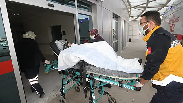 Konya'da parlayan sobadan odaya dolan dumandan etkilenen yaşlı kadın hastaneye kaldırıldı