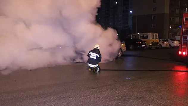 Konya'da patlak lastikle ilerleyen otomobil alev aldı