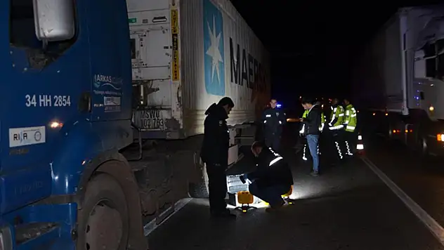 Konya'da patlayan lastiği kontrol eden sürücüye başka bir araç çarpıp kaçtı
