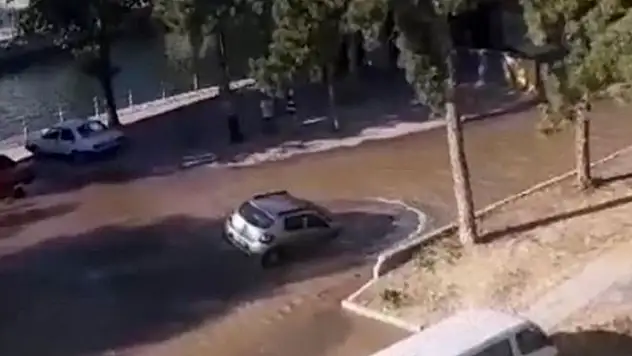 Konya'da patlayan su borusunun açtığı çukura otomobil düştü
