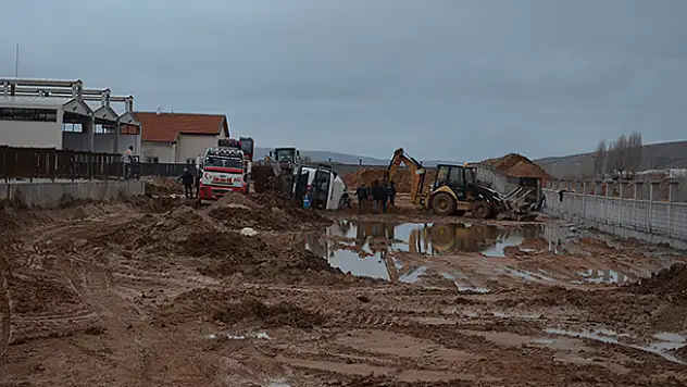 Konya'da pazar inşaatında beton mikseri devrildi! Sürücü yaralandı