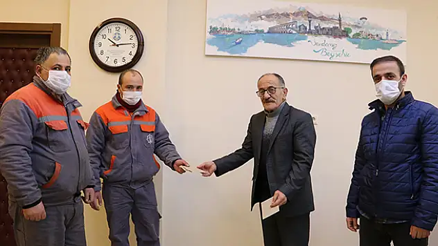 Konya'da pazar yerinde bulunan parayı sahibine ulaştıran temizlik görevlileri ödüllendirildi