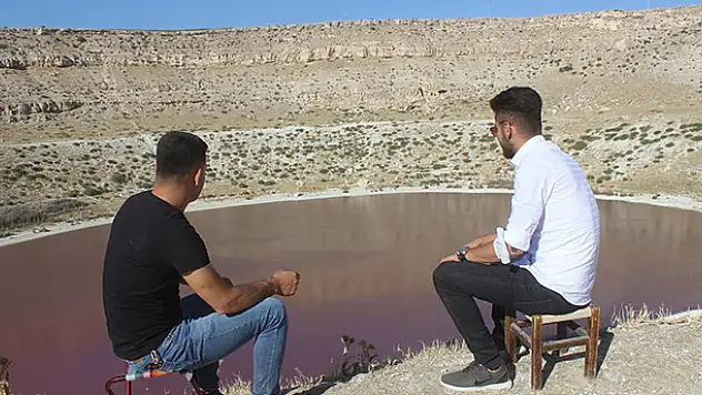 Konya'da pembeye dönüşen Meyil Gölü'nde ziyaretçi yoğunluğu