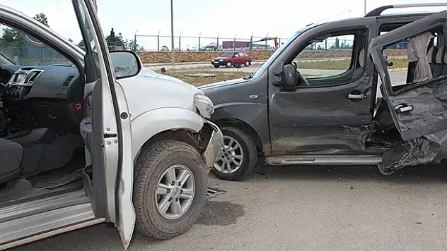 Konya'da pikap ile otomobil çarpıştı: 4 yaralı