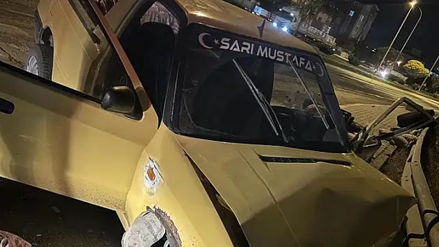 Konya'da pikap refüje çarptı: 3 yaralı
