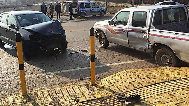 Konya'da pikapla otomobil çarpıştı: 2 yaralı