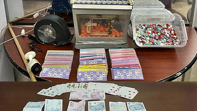 Konya'da polis ekiplerinin düzenlediği operasyonlarda çok sayıda kaçak silah ve uyuşturucu ele geçirildi!