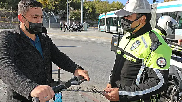 Konya'da polis elektrikli scooter denetimi yaptı
