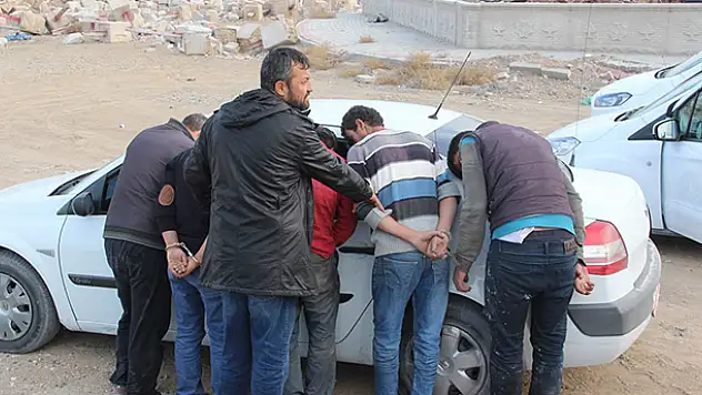Konya'da polis kepçe operatörü kılığına girdi, hırsızları yakaladı