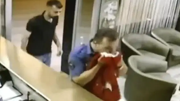 Konya'da polis memurunun bayrak hassasiyeti takdir topladı
