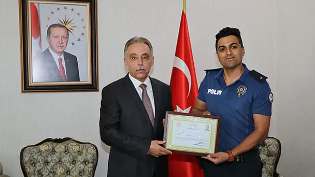 Konya'da polis memurunun duygulandıran davranışını Vali Toprak ödüllendirdi