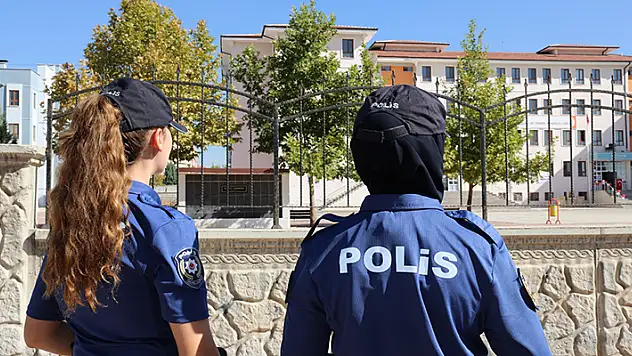 Konya'da polis okul çevrelerini 110 ekip, 270 personelle denetliyor
