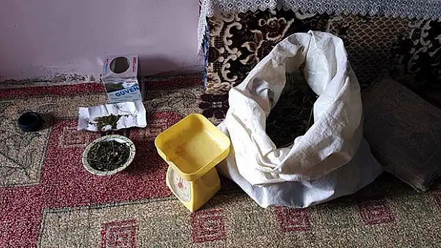 Konya'da polis samanlıkta dirgenle uyuşturucu aradı