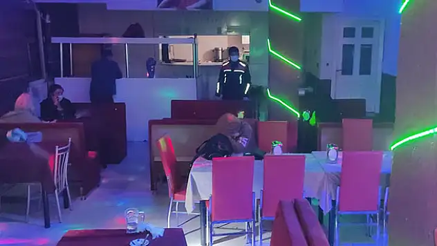 Konya'da polis yine ruhsatsız eğlence mekanı bastı:  24 kişiye ceza