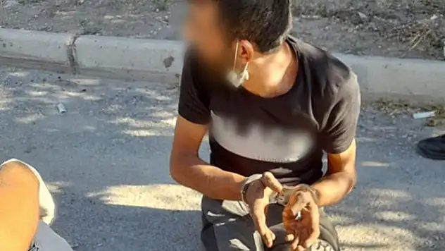 Konya'da polise bıçak çeken şüpheli, bacağından vurularak etkisiz hale getirildi
