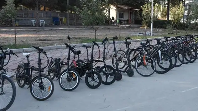 Konya'da polisin baskın yaptığı evden 1,5 milyon liralık çalıntı bisiklet ve motosiklet çıktı