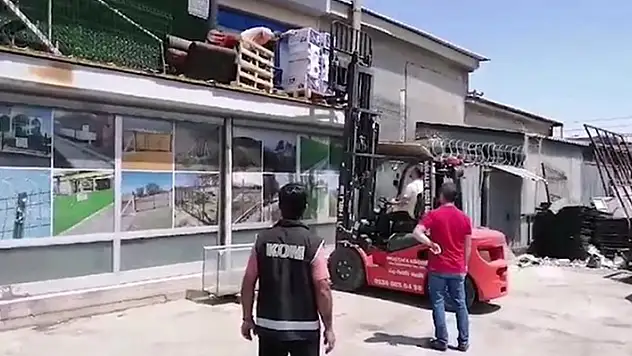 Konya'da polisin baskın yaptığı tel örgü dükkanı, sigara imalathanesi çıktı
