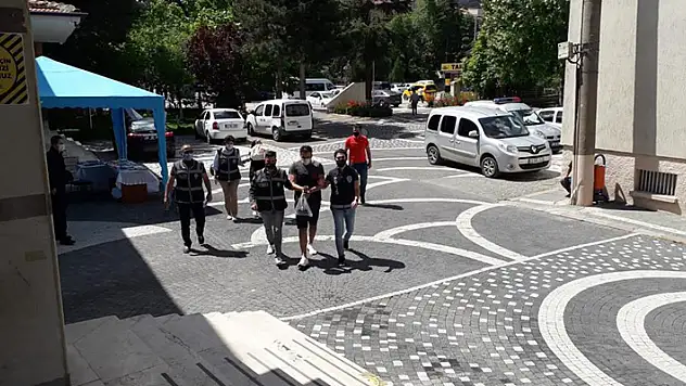 Konya'da polisin dur ihtarına uymayan araç kaza yaptı! Uyuşturucuyla yakalanan 2 şüpheli gözaltına alındı