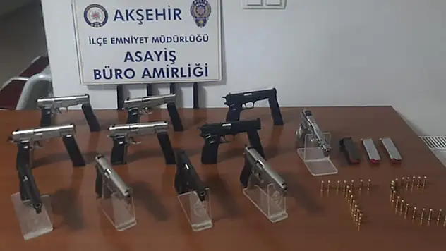 Konya'da polisin durduğu araçta 11 adet tabanca çıktı
