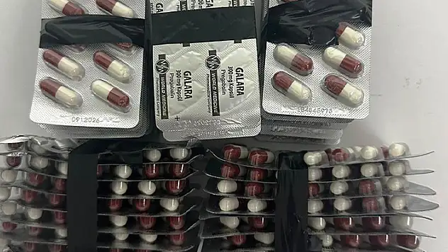 Konya'da polisin durdurduğu araçta uyuşturucu hap ele geçirildi
