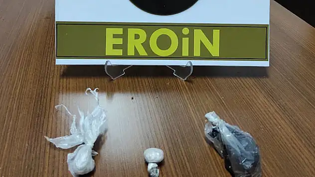 Konya'da polisin durdurduğu otomobildeki şahısların üzerinden 12 gram eroin ele geçirildi