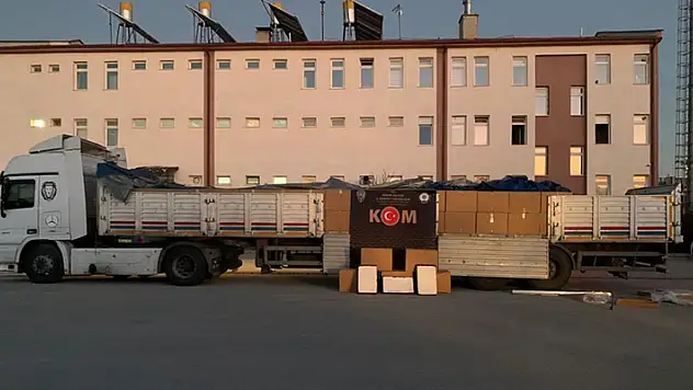 Konya'da polisin durdurduğu tırda 3 milyon 100 bin kaçak sigara ele geçirildi
