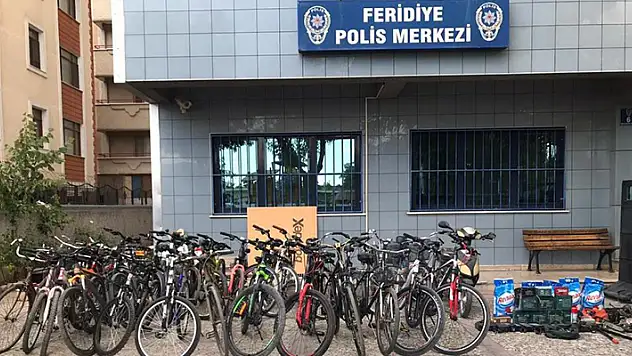 Konya'da polisin ele geçirdiği çalıntı bisikletler sahiplerine teslim edildi
