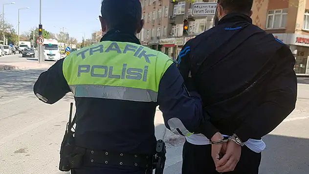 Konya'da polisten kaçmaya çalışan şüpheli, kovalamaca sonucu yakalandı