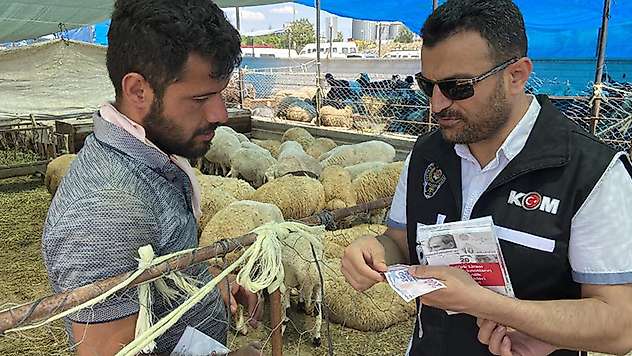 Konya'da polisten kurban pazarında sahte para uyarısı
