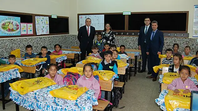 Konya'da PTT'den öğrencilere etkinlik kitabı ve çanta dağıtımı
