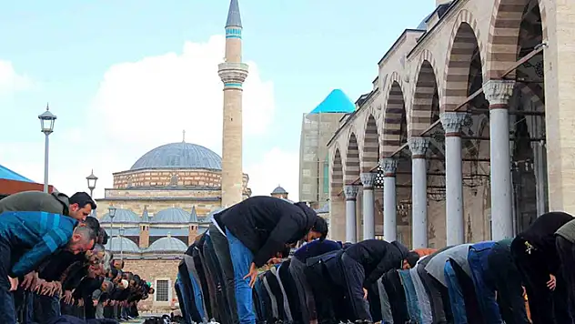 Konya'da ramazan ayının ilk cuma namazı kılındı
