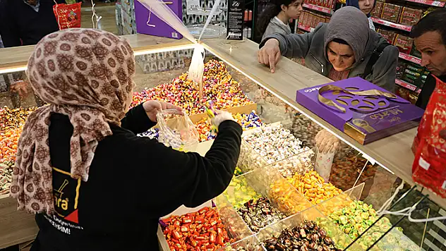 Konya'da Ramazan Bayramı'na sayılı günler kala alışveriş telaşı başladı
