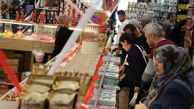 Konya'da Ramazan Bayramı'na sayılı günler kala alışveriş telaşı başladı
