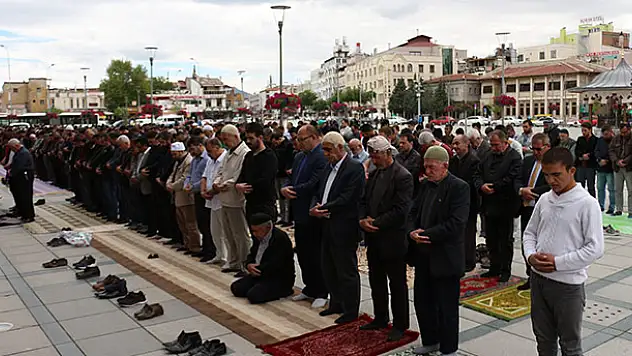 Konya'da Ramazan'ın ilk cuma namazında camiler doldu taştı