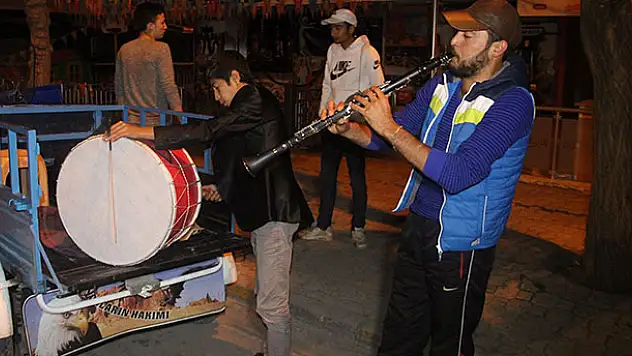 Konya'da razaman davulvuları triportörle mesaiye başladı