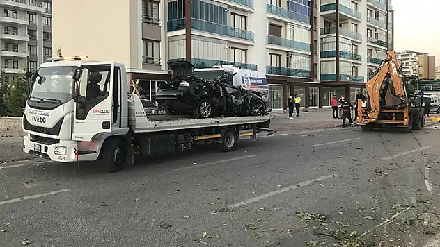 Konya'da refüjdeki ağaca çarpan otomobil karşı yola devrildi: 3 ölü, 1 ağır yaralı