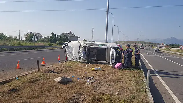 Konya'da refüje çarpa otomobildeki 4 kişi yaralandı
