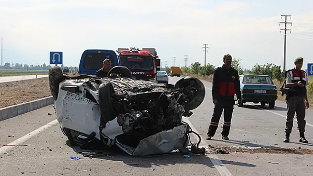 Konya'da refüje çarpan otomobil devrildi: 4 yaralı